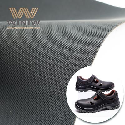 Черная рабочая обувь из микрофибры толщиной 1,8 мм. Материал: искусственная кожа.