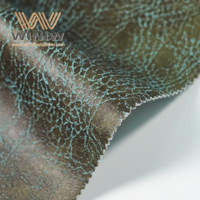 Устойчивая к пятнам искусственная кожа для обивки диванов в гостиной.