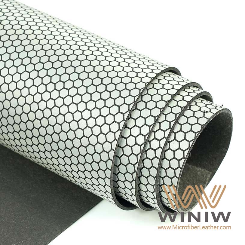 Из чего состоит кожа в футбольных мячах?